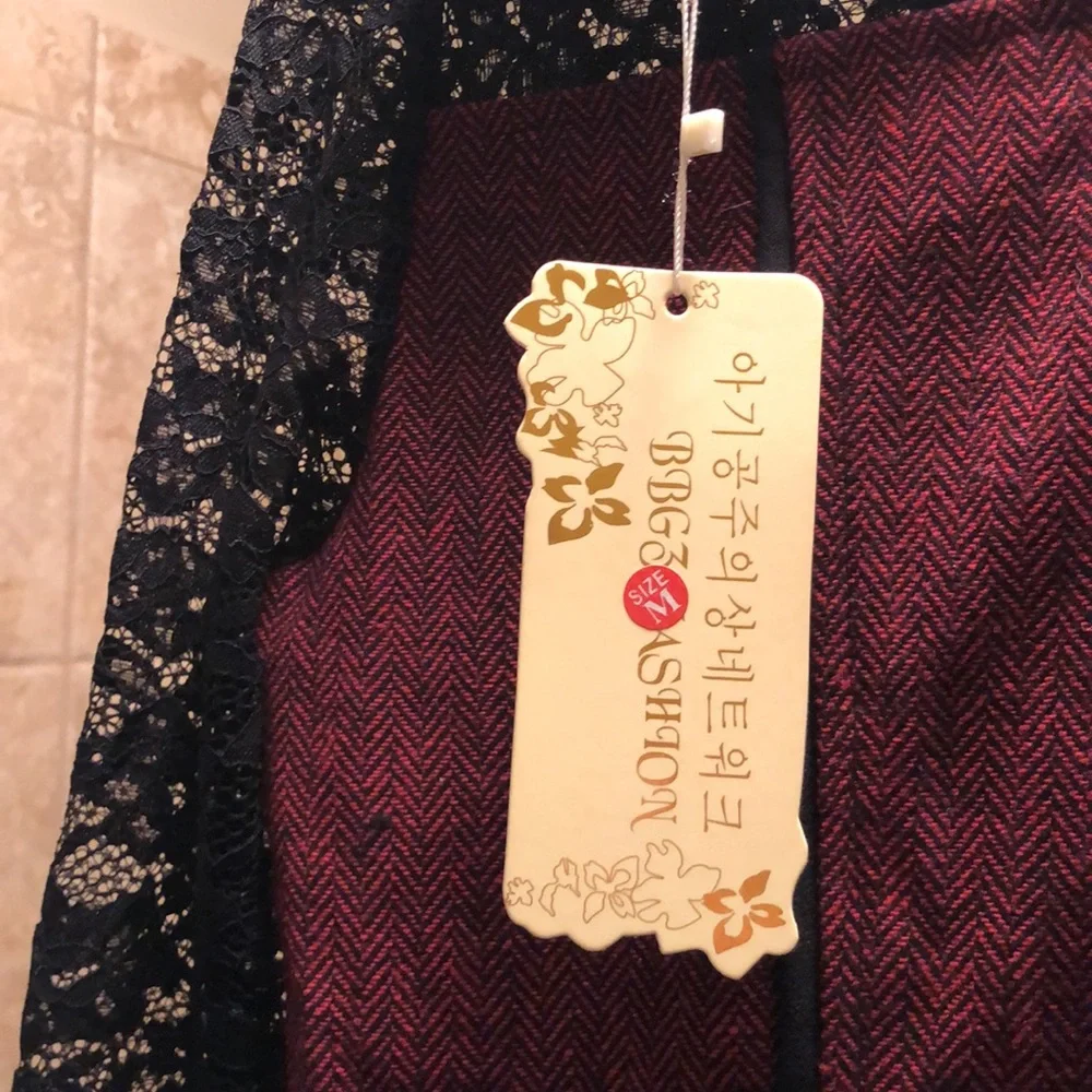 Gorgeous NWT red and black lace dress size medium. - Picture 4 of 4